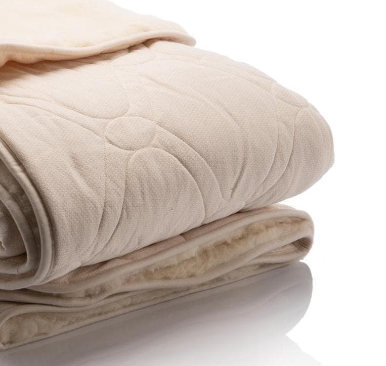 Organic cotton, GOTS certified from one side of the blanket quilted with woolen padding.