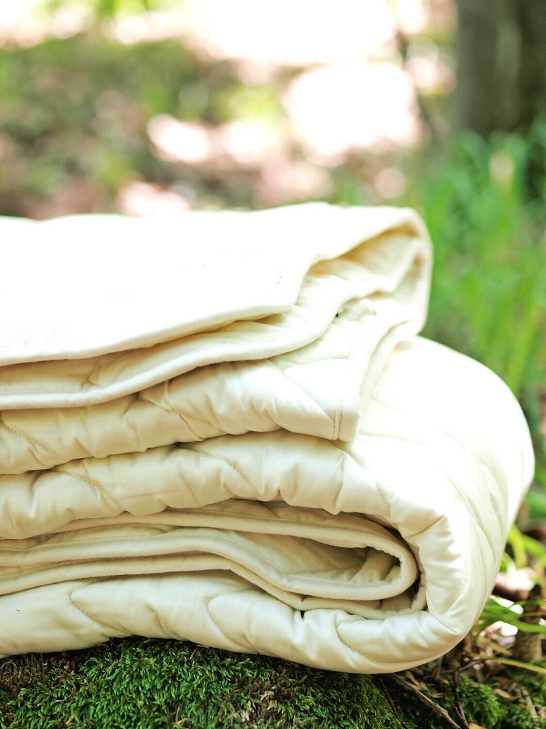 Cotton sateen and pure merino wool quilt blanket