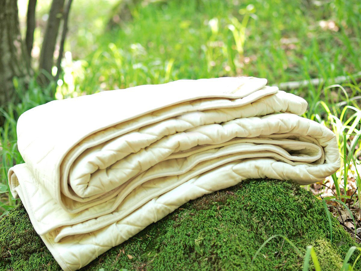 Cotton sateen and pure merino wool quilt blanket